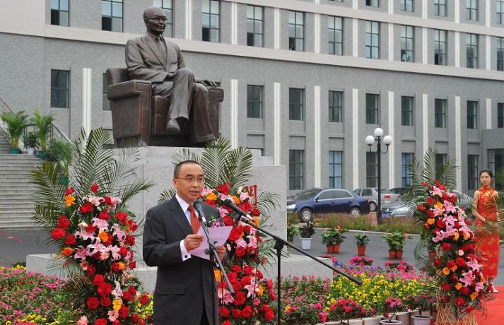 吉林大学隆重举行匡亚明塑像暨匡亚明楼揭幕仪式